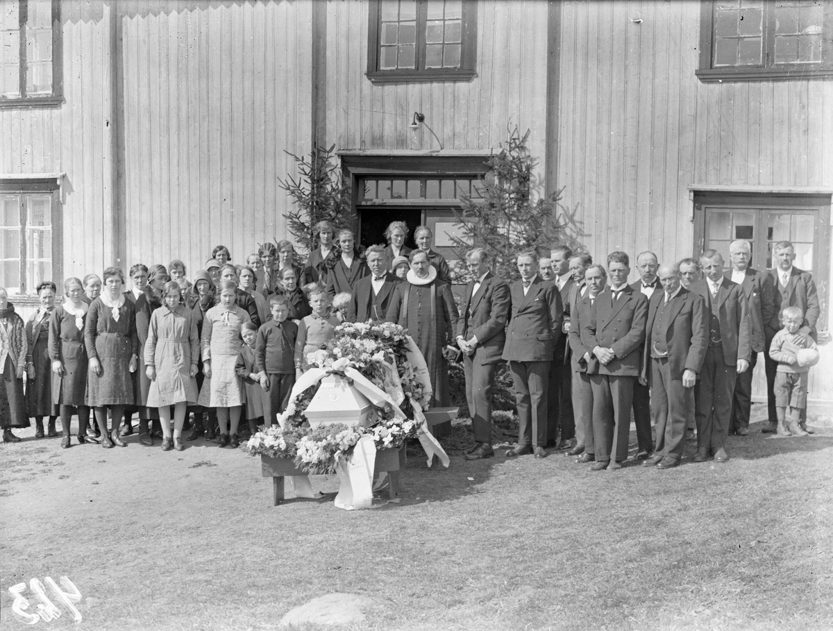 Bildet viser  gravferden etter Ragnhild L. Jonsjord 1932.

Fotosamling etter Øystein O. Jonsjords (1895-1968), Tinn.