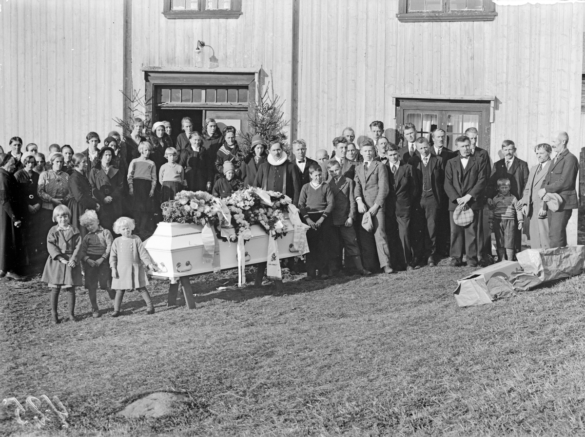 Bildet viser  gravferden etter Lars O. Jonsjord 1933.

Fotosamling etter Øystein O. Jonsjords (1895-1968), Tinn.