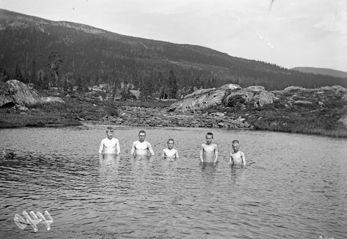 Bildet viser bading i fjellvann, menn og gutter i vanner

Fotosamling etter Øystein O. Jonsjords (1895-1968), Tinn.