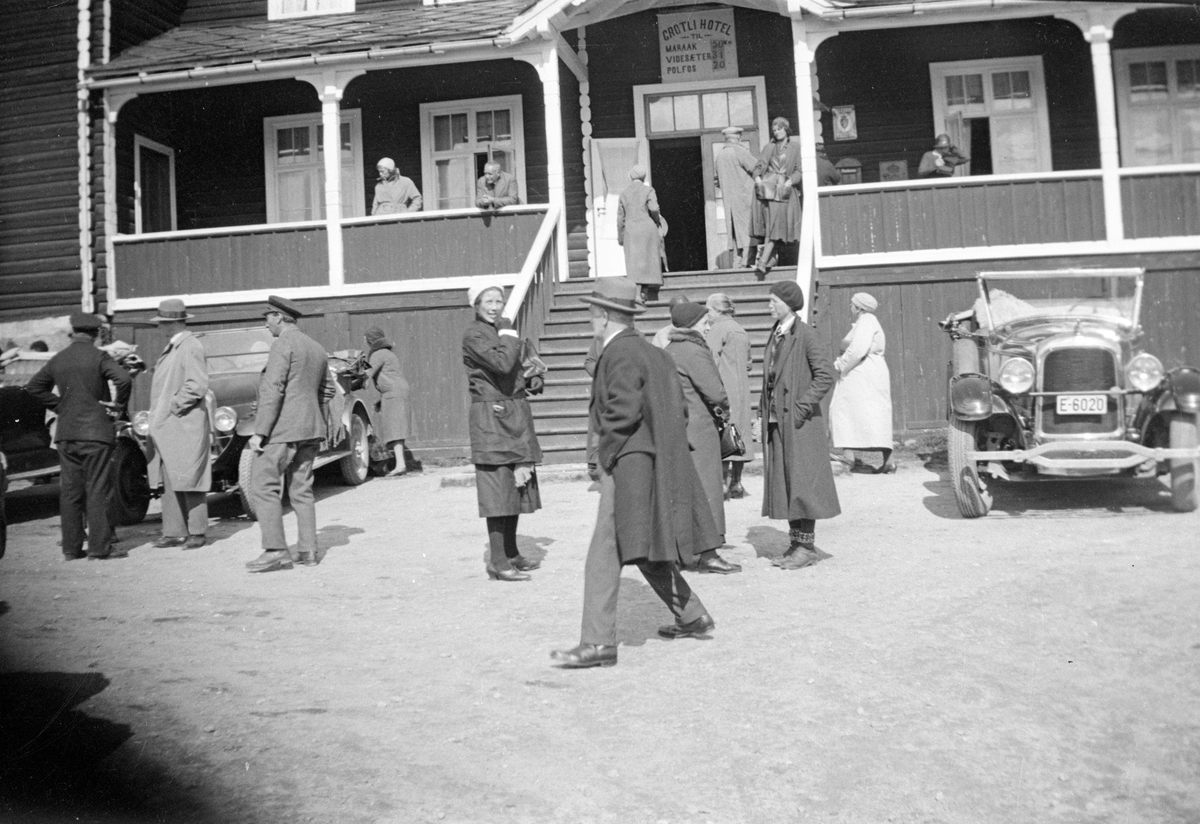 Bildet viser folk og biler utenfor Grotli Hotell

Bilen til høyre, reg. som E-6020, er iflg. Norges Bilbok 1935 en Studebaker 1927-modell registrert som rutebil på Ottadalen-Geiranger-Stryn Interkommunale Billag, Otto. (i følge kommentar under).