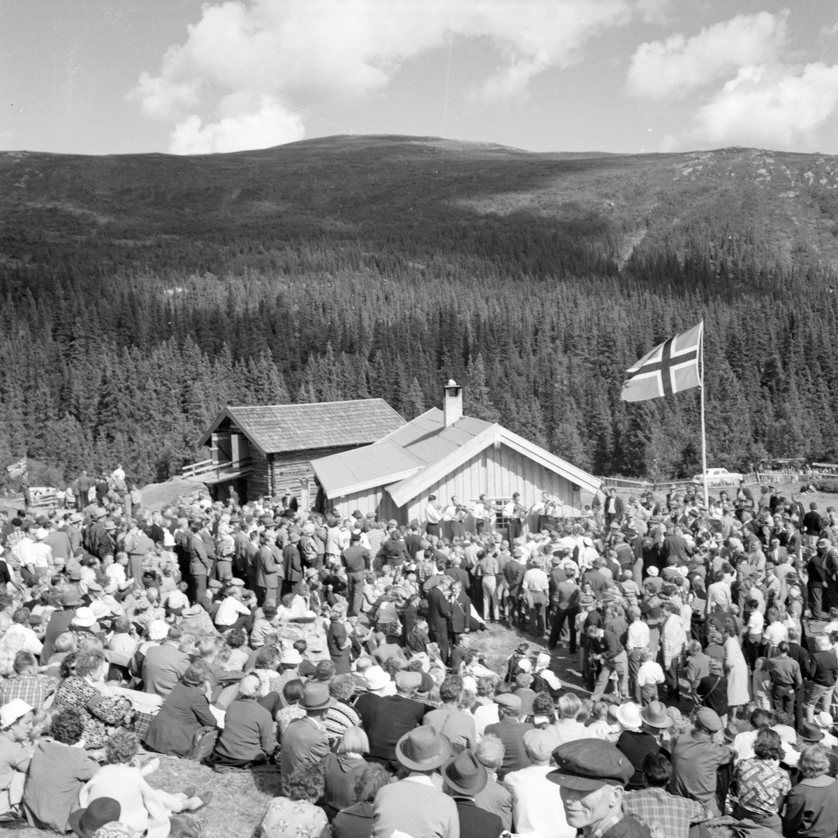 Bildet viser 20 bilder fra åpningen av Skirvedalsveien

Fotosamling etter Øystein O. Jonsjords (1895-1968), Tinn.