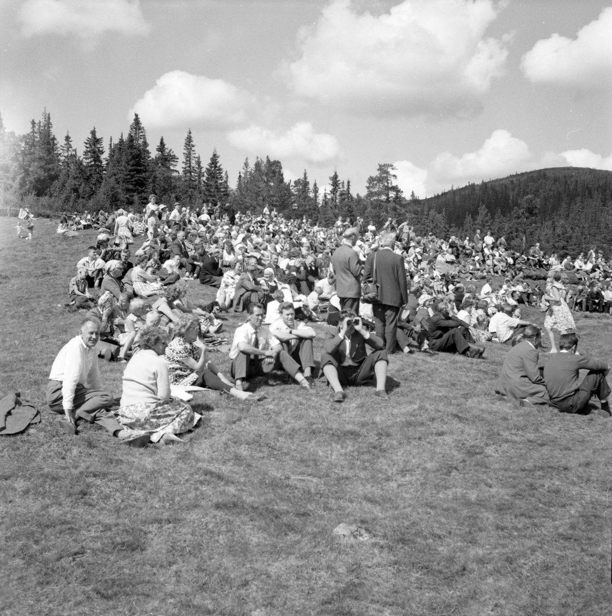 Bildet viser 20 bilder fra åpningen av Skirvedalsveien

Fotosamling etter Øystein O. Jonsjords (1895-1968), Tinn.