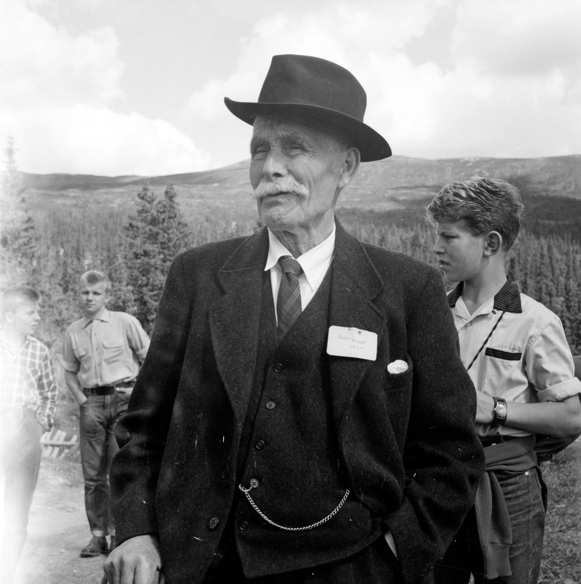 Bildet viser 20 bilder fra åpningen av Skirvedalsveien

Fotosamling etter Øystein O. Jonsjords (1895-1968), Tinn.