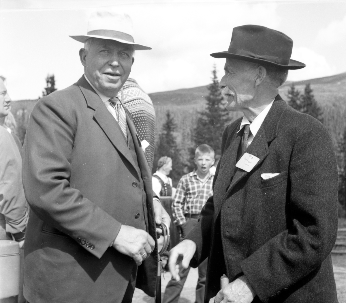 Bildet viser 20 bilder fra åpningen av Skirvedalsveien

Fotosamling etter Øystein O. Jonsjords (1895-1968), Tinn.