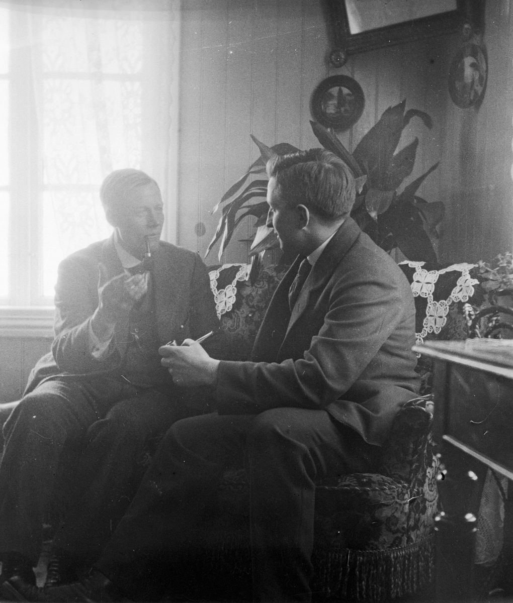 Bildet viser portretter av Hølje Dale, Øystein Jonsjord og halvor Brynjulfsrud.

Bilde to, Øystein Jonsjord til høyre 

Fotosamling etter Øystein O. Jonsjords (1895-1968), Tinn.