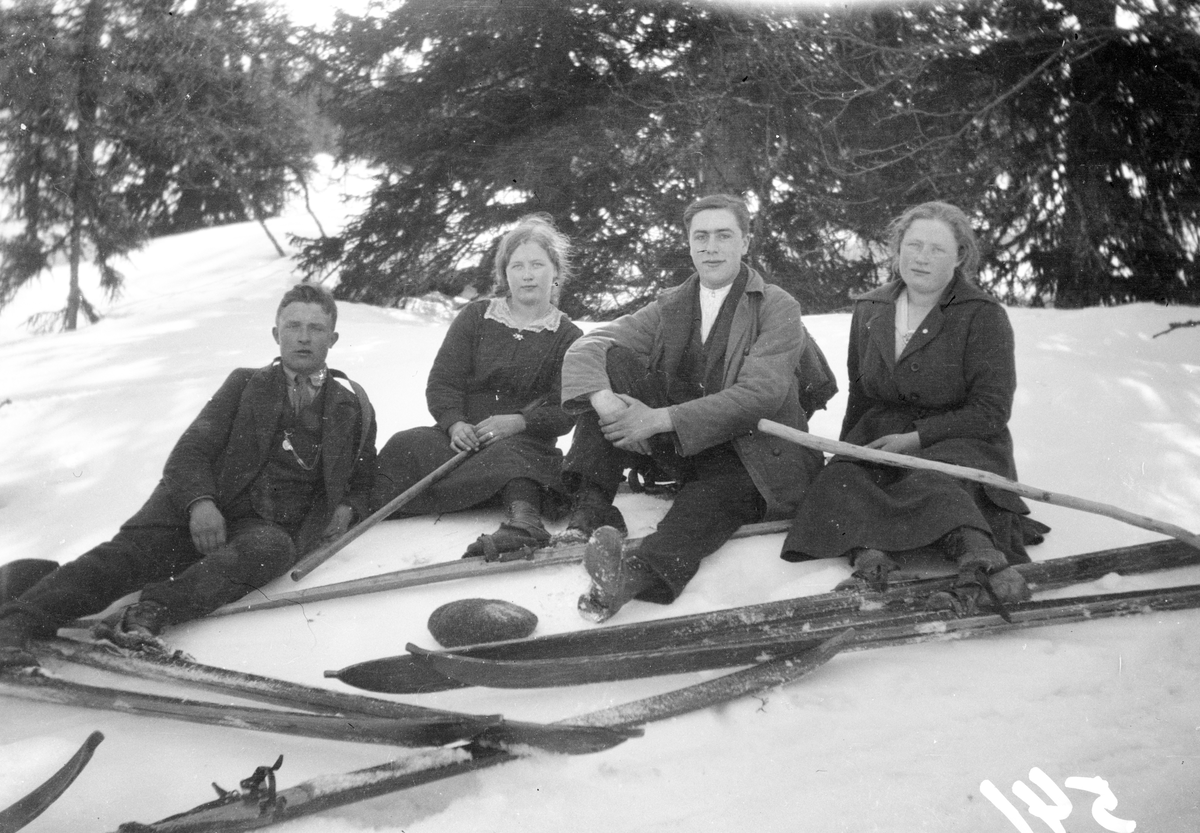 Bildet viser Olav Kvisterud, Margit Haukås, Øystein Jonsjord, Gro Haukås og Nils Hegard på skitur

Fotosamling etter Øystein O. Jonsjords (1895-1968), Tinn.