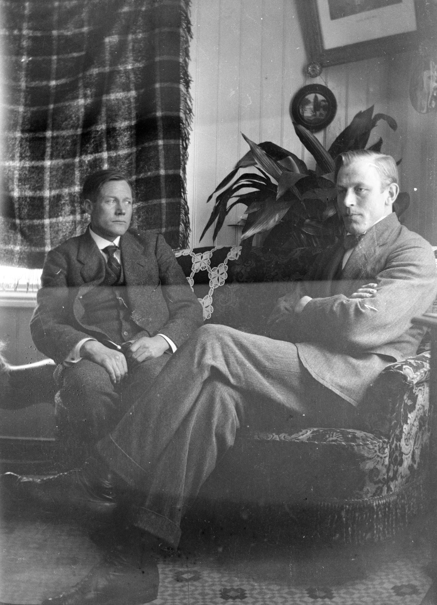 Bildet viser portretter av Hølje Dale, Øystein Jonsjord og halvor Brynjulfsrud.

Bilde to, Øystein Jonsjord til høyre 

Fotosamling etter Øystein O. Jonsjords (1895-1968), Tinn.