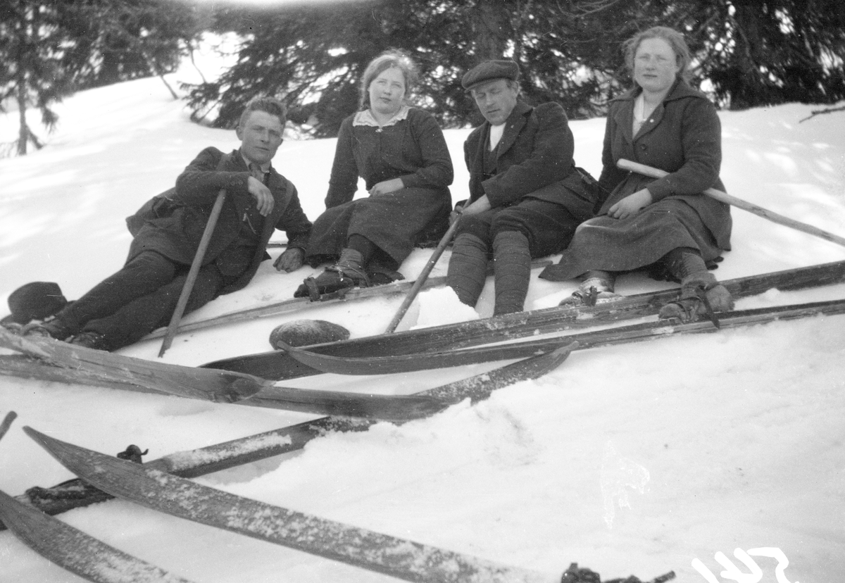 Bildet viser Olav Kvisterud, Margit Haukås, Øystein Jonsjord, Gro Haukås og Nils Hegard på skitur

Fotosamling etter Øystein O. Jonsjords (1895-1968), Tinn.