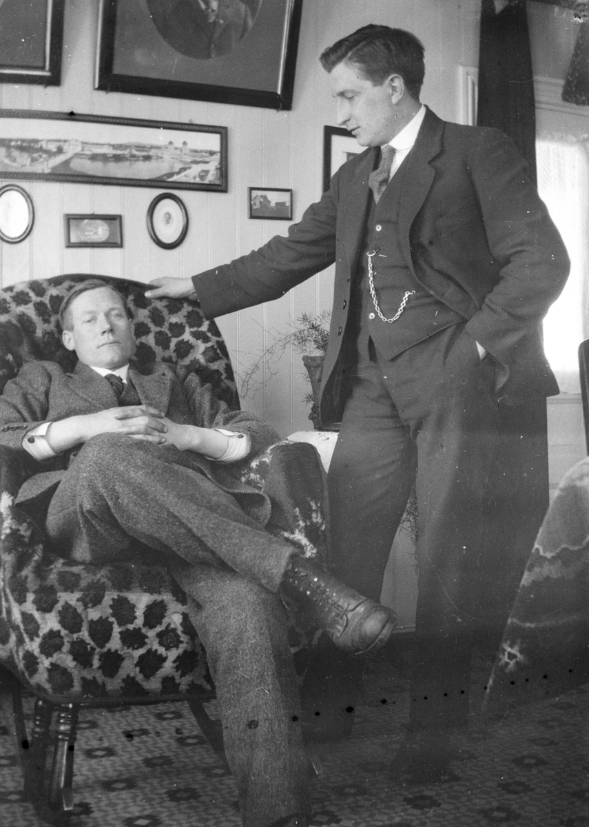 Bildet viser portretter av Hølje Dale, Øystein Jonsjord og halvor Brynjulfsrud.

Bilde to, Øystein Jonsjord til høyre 

Fotosamling etter Øystein O. Jonsjords (1895-1968), Tinn.