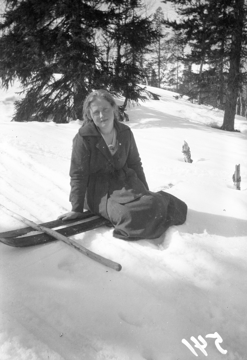 Bildet viser Olav Kvisterud, Margit Haukås, Øystein Jonsjord, Gro Haukås og Nils Hegard på skitur

Fotosamling etter Øystein O. Jonsjords (1895-1968), Tinn.
