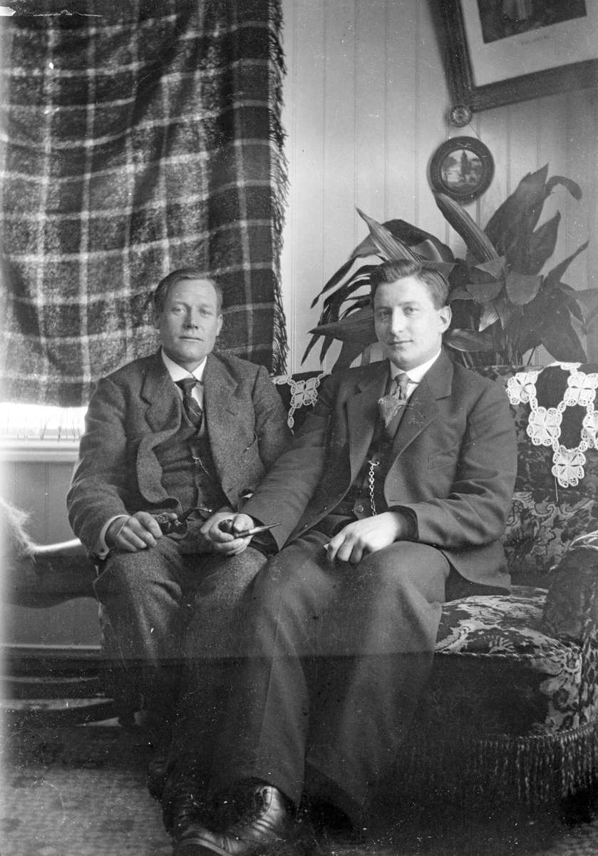 Bildet viser portretter av Hølje Dale, Øystein Jonsjord og halvor Brynjulfsrud.

Bilde to, Øystein Jonsjord til høyre 

Fotosamling etter Øystein O. Jonsjords (1895-1968), Tinn.