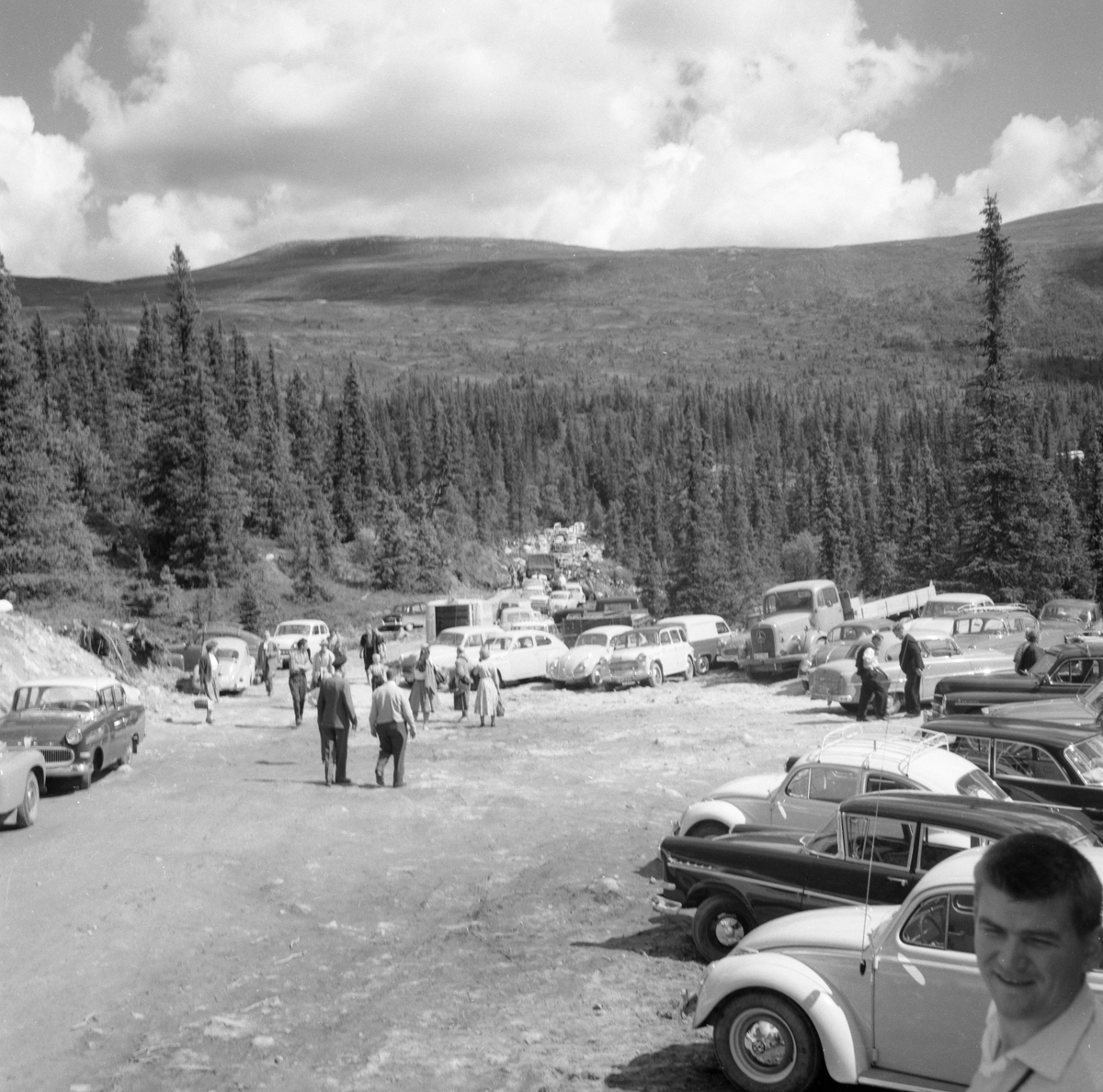 Bildet viser 20 bilder fra åpningen av Skirvedalsveien

Fotosamling etter Øystein O. Jonsjords (1895-1968), Tinn.