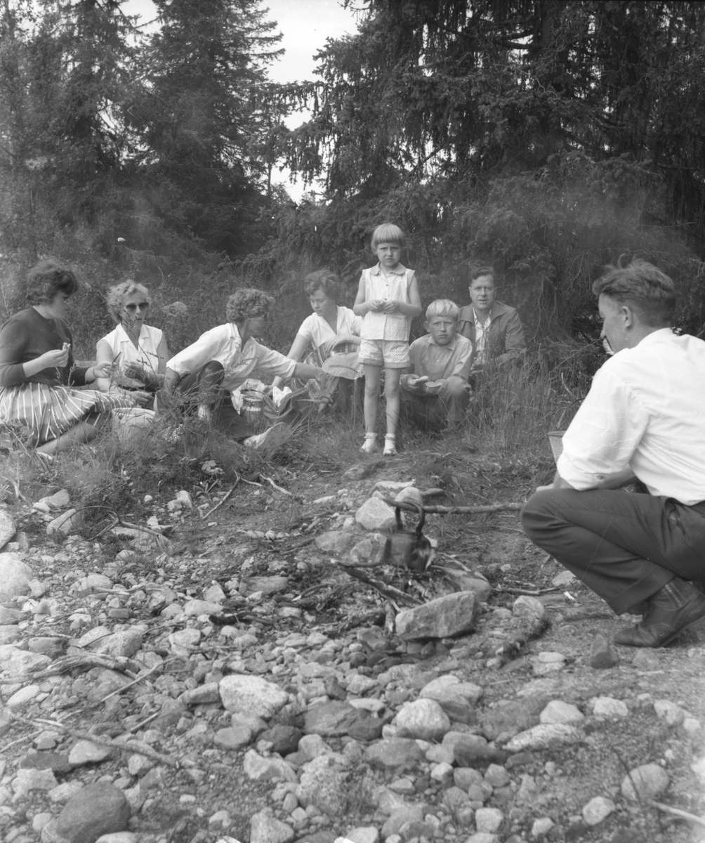 Bildet viser 20 bilder fra åpningen av Skirvedalsveien

Fotosamling etter Øystein O. Jonsjords (1895-1968), Tinn.