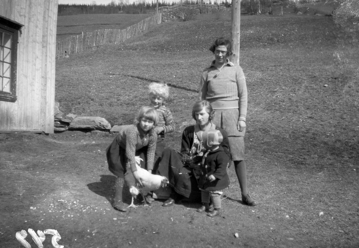 En samling bilder av familien Jonsjord

Fotosamling etter Øystein O. Jonsjords (1895-1968), Tinn.