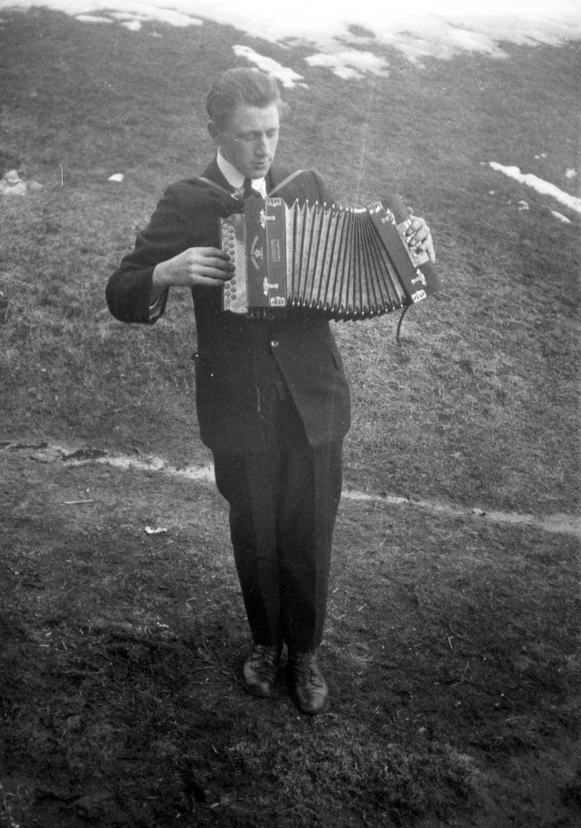 En samling bilder av familien Jonsjord. Dagny Jonsjord til venstre?

Ungdommene klarter i tre

Fotosamling etter Øystein O. Jonsjords (1895-1968), Tinn.