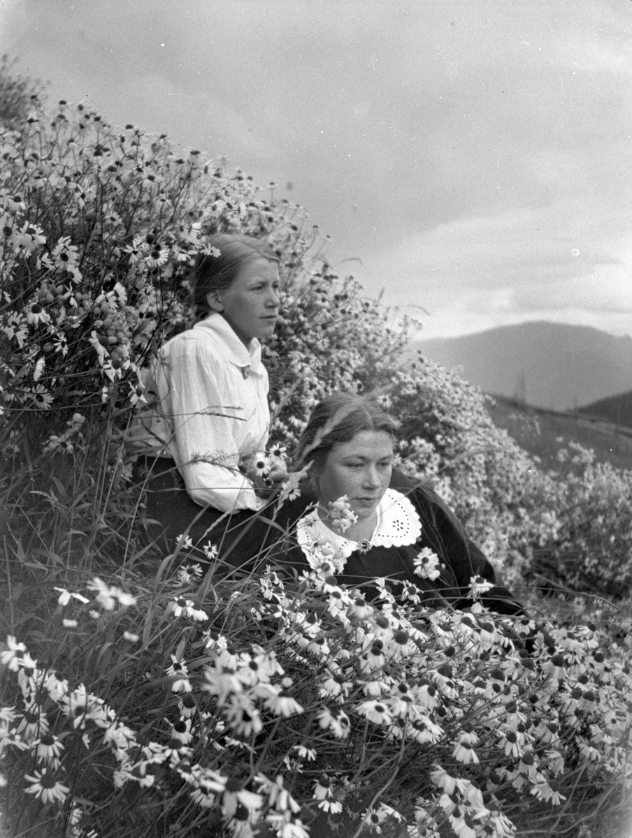 En samling bilder av familien Jonsjord. Dagny Jonsjord til venstre?

Ungdommene klarter i tre

Fotosamling etter Øystein O. Jonsjords (1895-1968), Tinn.