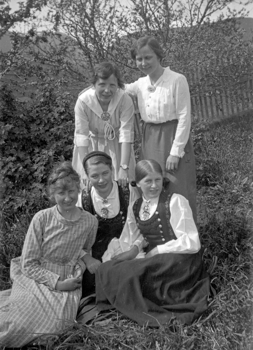 En samling bilder av familien Jonsjord. Dagny Jonsjord til venstre?

Ungdommene klarter i tre

Fotosamling etter Øystein O. Jonsjords (1895-1968), Tinn.