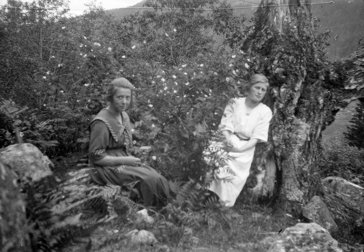 En samling bilder av familien Jonsjord. Dagny Jonsjord til venstre?

Ungdommene klarter i tre

Fotosamling etter Øystein O. Jonsjords (1895-1968), Tinn.