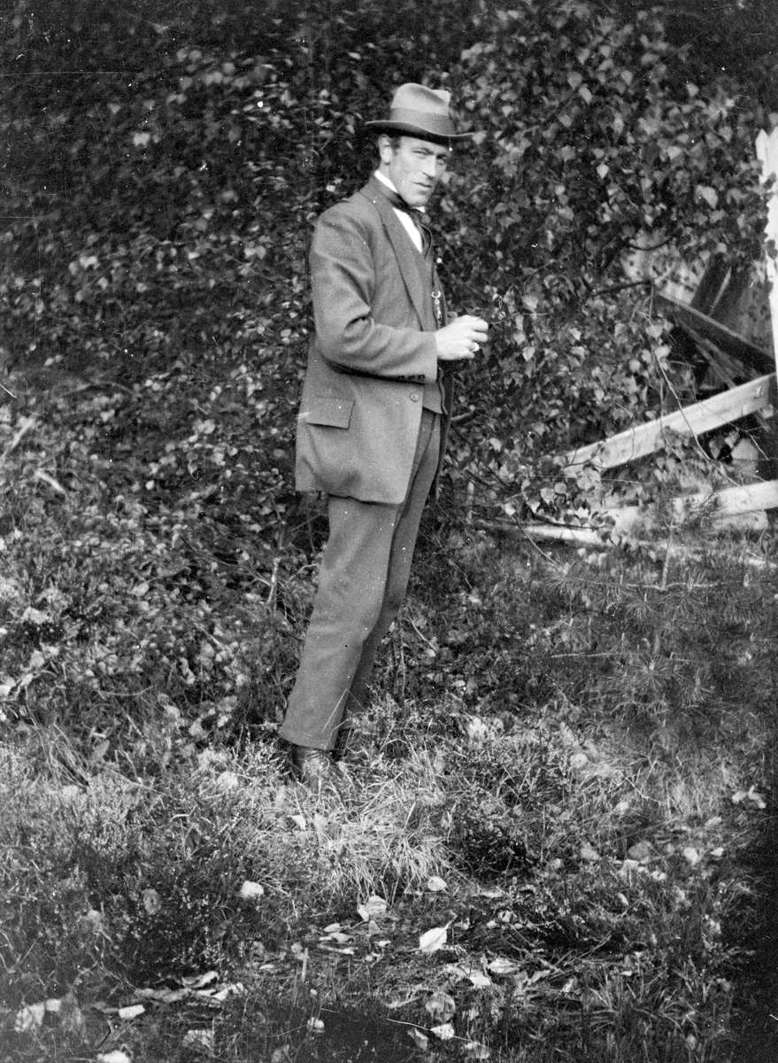En samling bilder av familien Jonsjord. Dagny Jonsjord til venstre?

Ungdommene klarter i tre

Fotosamling etter Øystein O. Jonsjords (1895-1968), Tinn.