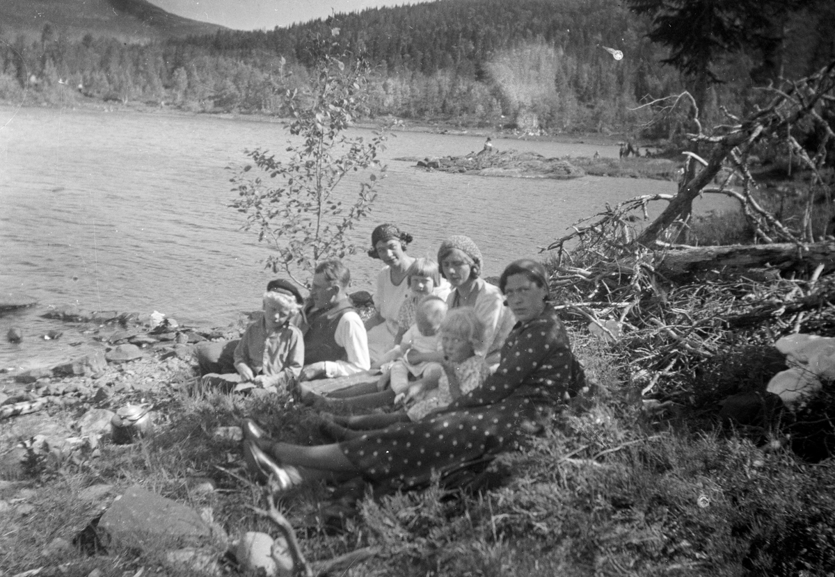 En samling bilder av familien Jonsjord

Fotosamling etter Øystein O. Jonsjords (1895-1968), Tinn.