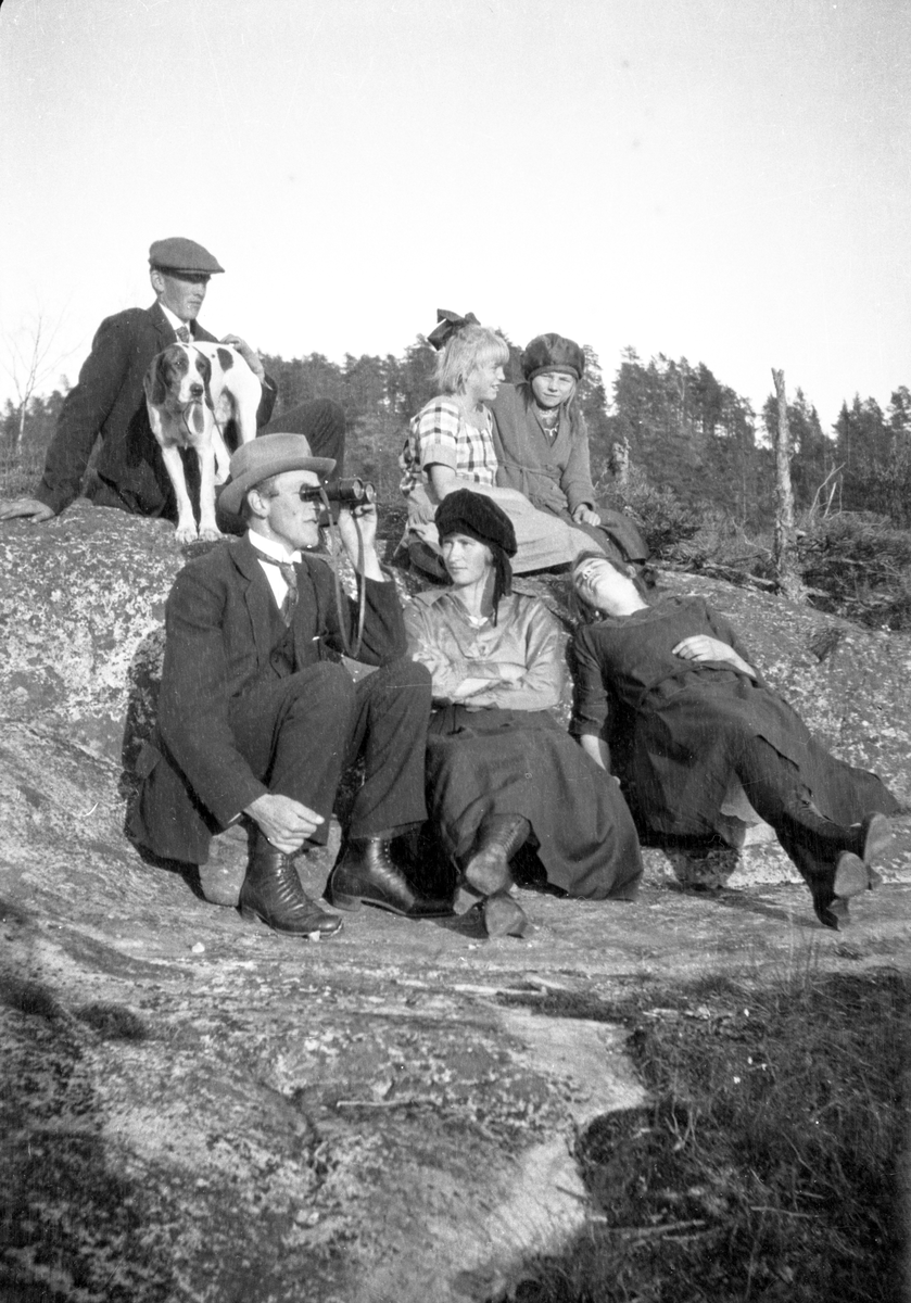 En samling bilder av familien Jonsjord. Dagny Jonsjord til venstre?

Ungdommene klarter i tre

Fotosamling etter Øystein O. Jonsjords (1895-1968), Tinn.
