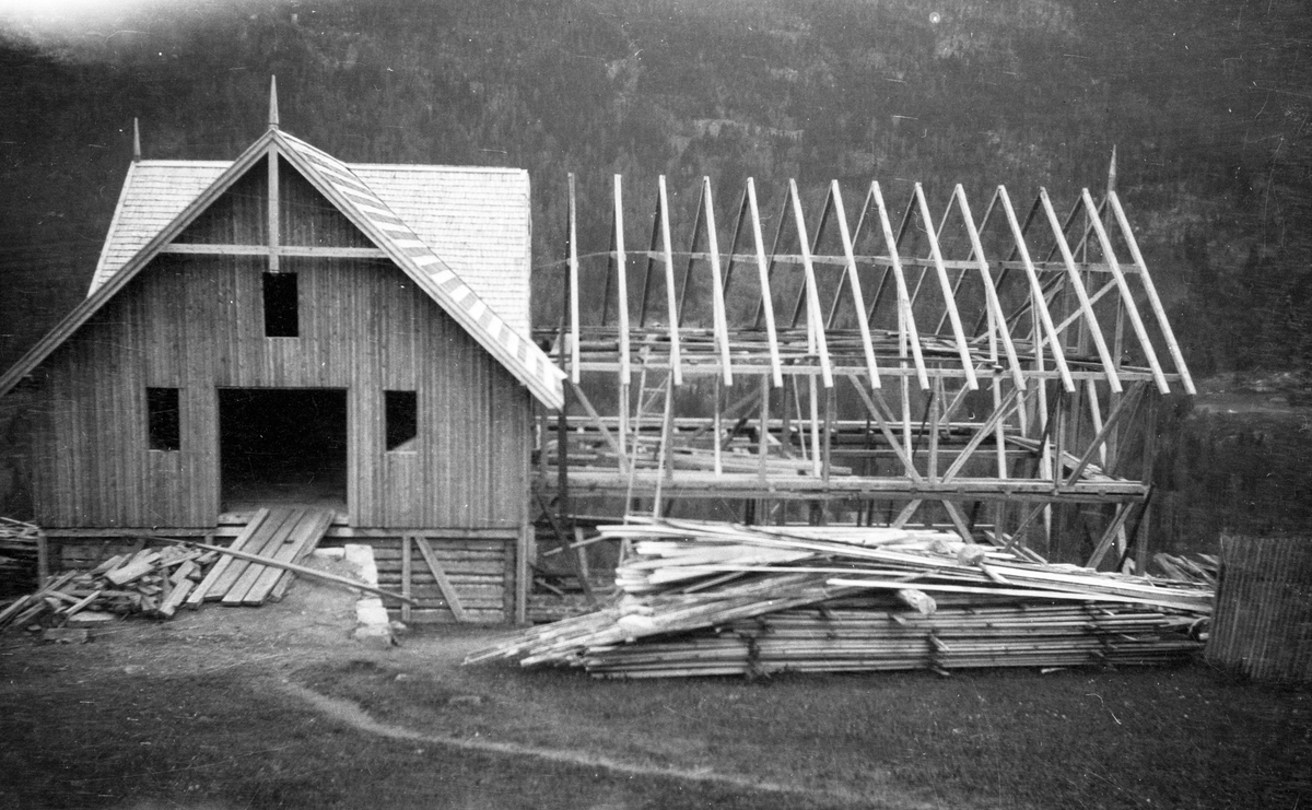 En samling bilder av familien Jonsjord. Dagny Jonsjord til venstre?

Ungdommene klarter i tre

Fotosamling etter Øystein O. Jonsjords (1895-1968), Tinn.