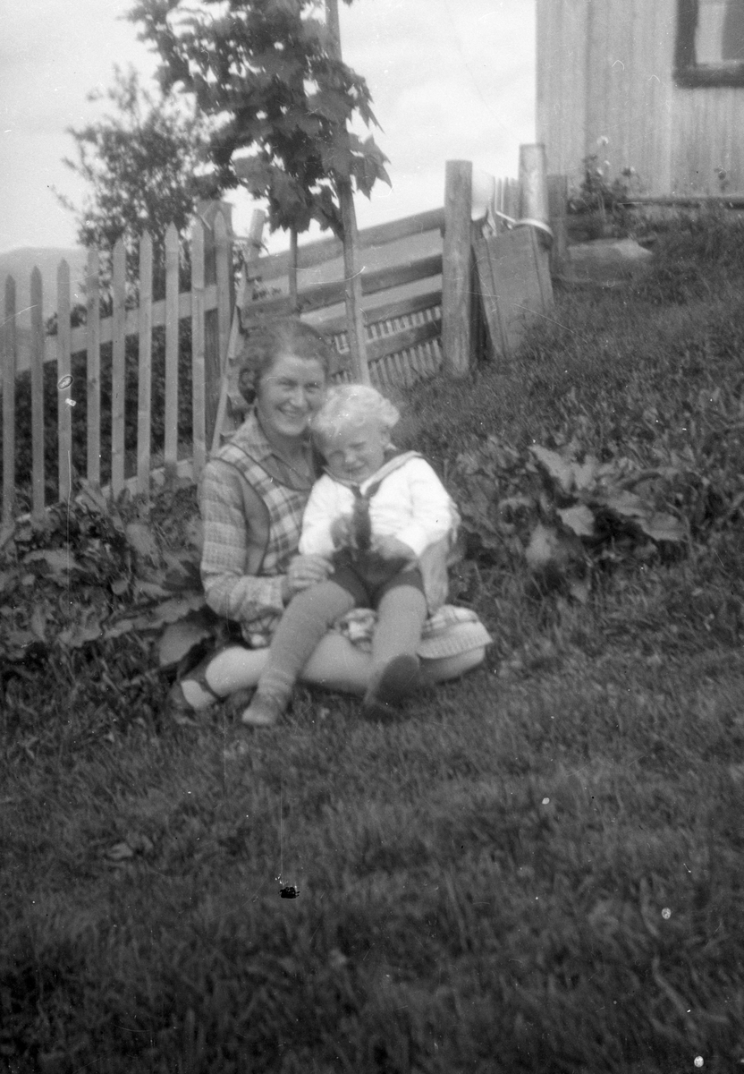 En samling bilder av familien Jonsjord

Fotosamling etter Øystein O. Jonsjords (1895-1968), Tinn.