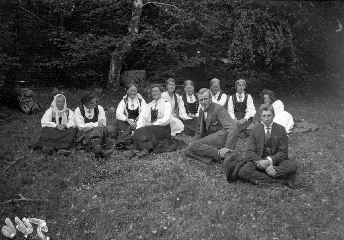 En samling bilder av familien Jonsjord. Dagny Jonsjord til venstre?

Ungdommene klarter i tre

Fotosamling etter Øystein O. Jonsjords (1895-1968), Tinn.