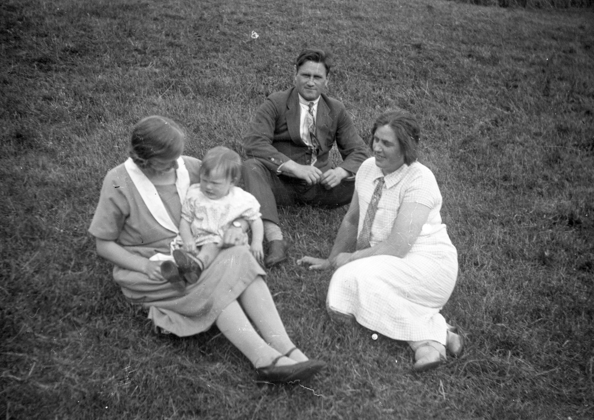 En samling bilder av familien Jonsjord

Fotosamling etter Øystein O. Jonsjords (1895-1968), Tinn.