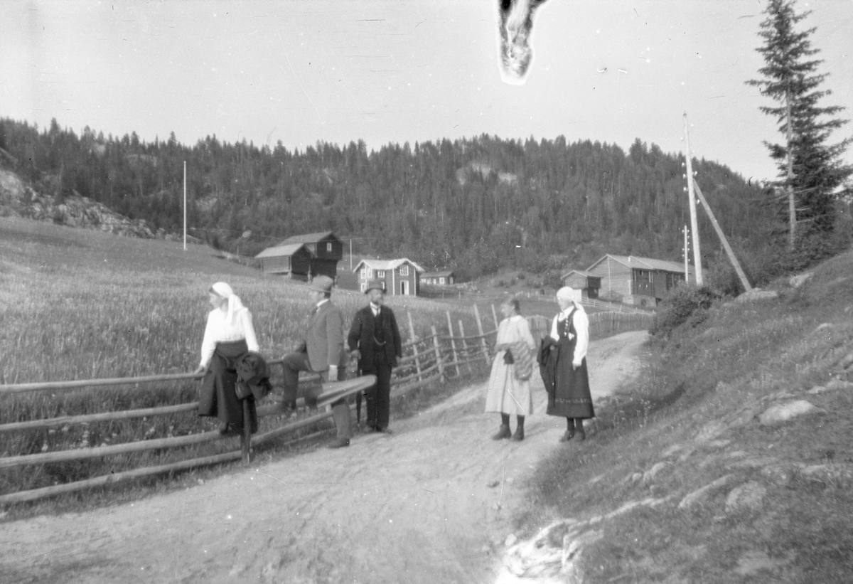 Bildet viser folk på hjemvei langs en grusvei.

Fotosamling etter Øystein O. Jonsjords (1895-1968), Tinn.