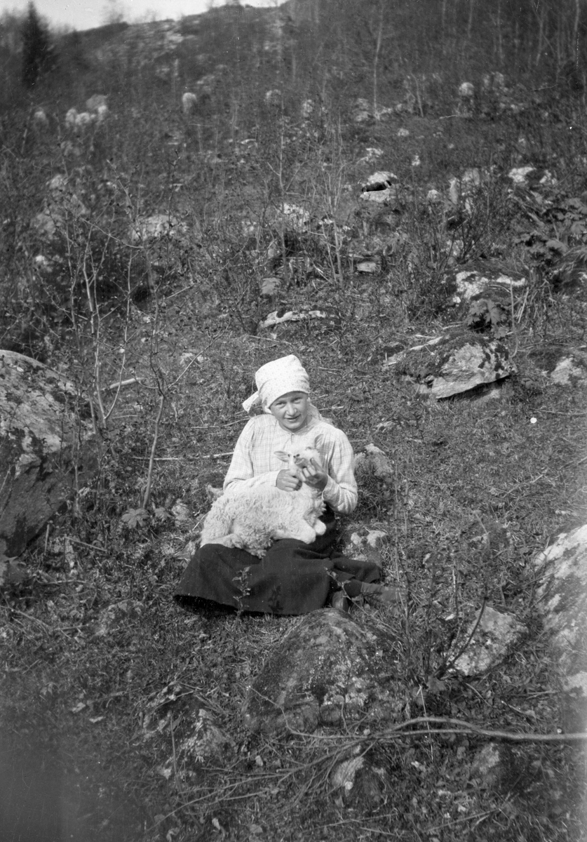En samling bilder av familien Jonsjord. Dagny Jonsjord til venstre?

Ungdommene klarter i tre

Fotosamling etter Øystein O. Jonsjords (1895-1968), Tinn.