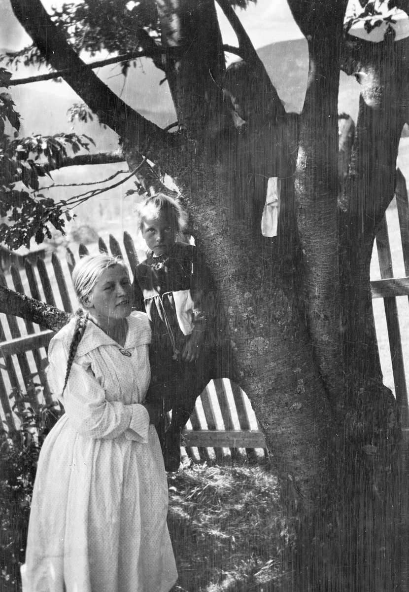 En samling bilder av familien Jonsjord. Dagny Jonsjord til venstre?

Ungdommene klarter i tre

Fotosamling etter Øystein O. Jonsjords (1895-1968), Tinn.
