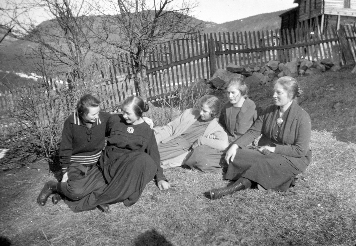En samling bilder av familien Jonsjord. Dagny Jonsjord til venstre?

Ungdommene klarter i tre

Fotosamling etter Øystein O. Jonsjords (1895-1968), Tinn.