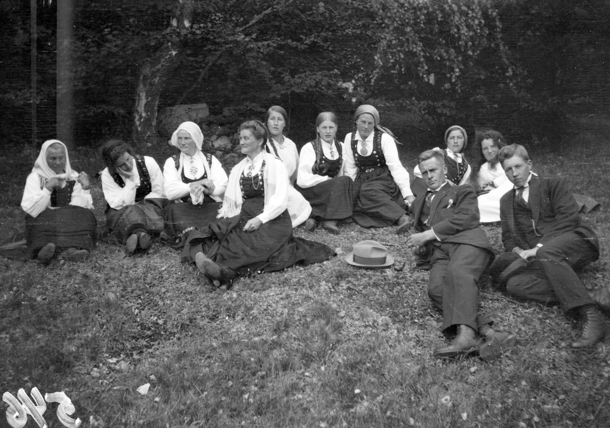 En samling bilder av familien Jonsjord. Dagny Jonsjord til venstre?

Ungdommene klarter i tre

Fotosamling etter Øystein O. Jonsjords (1895-1968), Tinn.