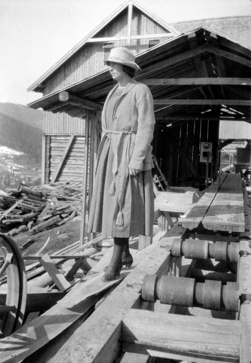 En samling bilder av familien Jonsjord. Dagny Jonsjord til venstre?

Ungdommene klarter i tre

Fotosamling etter Øystein O. Jonsjords (1895-1968), Tinn.