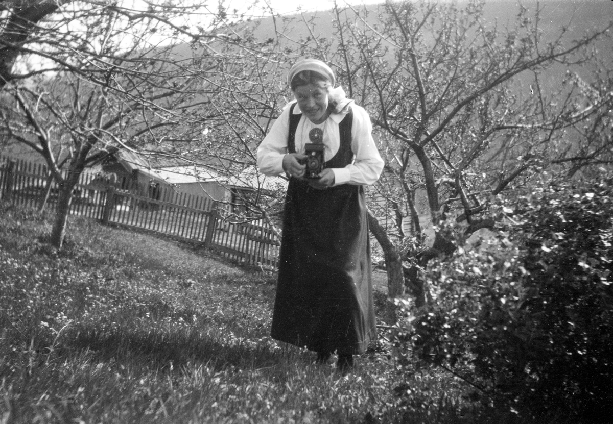 En samling bilder av familien Jonsjord. Dagny Jonsjord til venstre?

Ungdommene klarter i tre

Fotosamling etter Øystein O. Jonsjords (1895-1968), Tinn.
