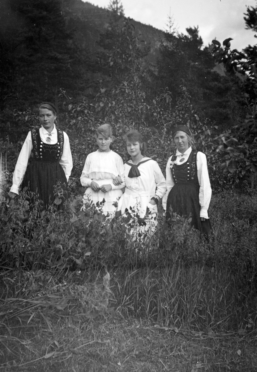 En samling bilder av familien Jonsjord. Dagny Jonsjord til venstre?

Ungdommene klarter i tre

Fotosamling etter Øystein O. Jonsjords (1895-1968), Tinn.