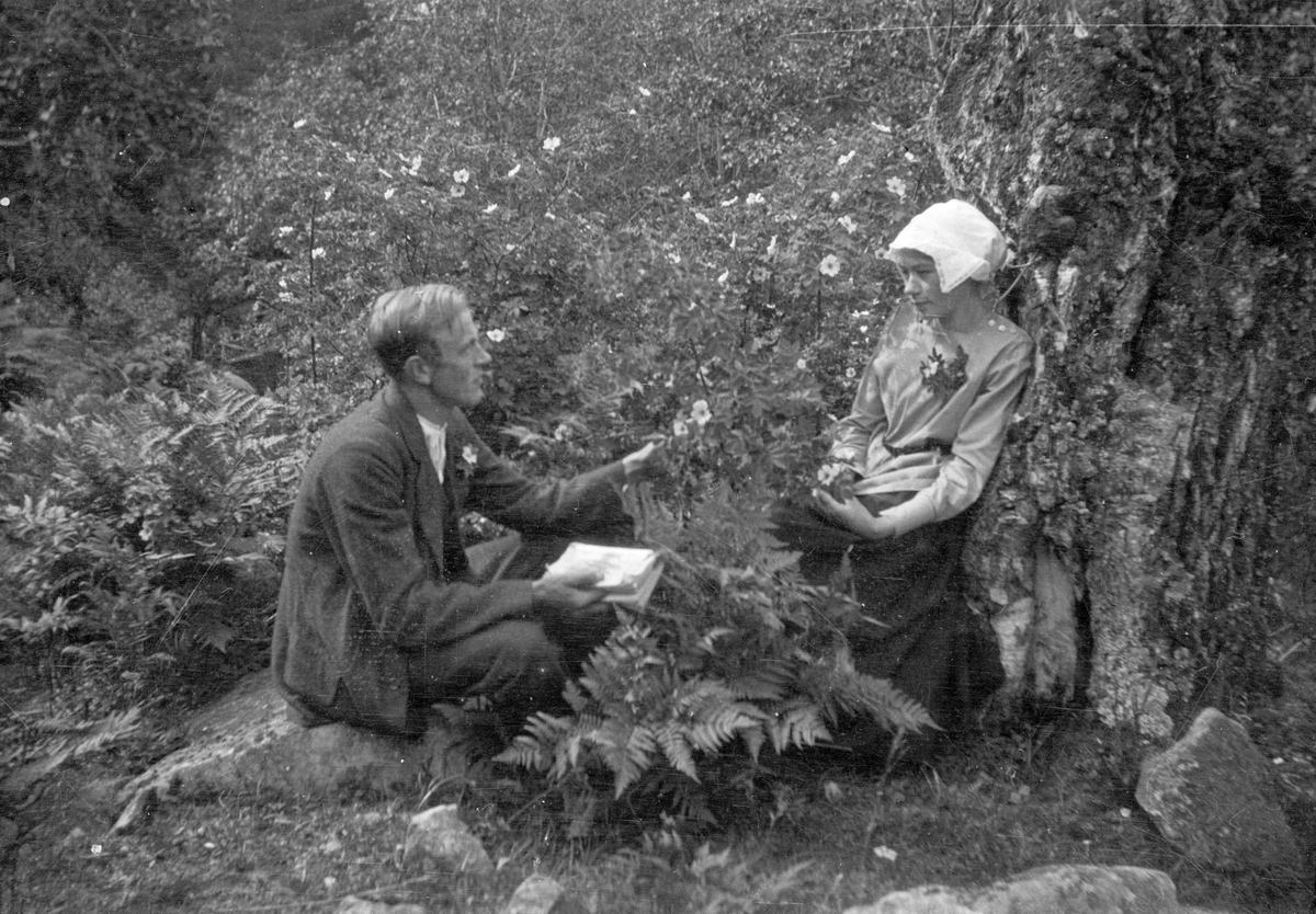 En samling bilder av familien Jonsjord. Dagny Jonsjord til venstre?

Ungdommene klarter i tre

Fotosamling etter Øystein O. Jonsjords (1895-1968), Tinn.