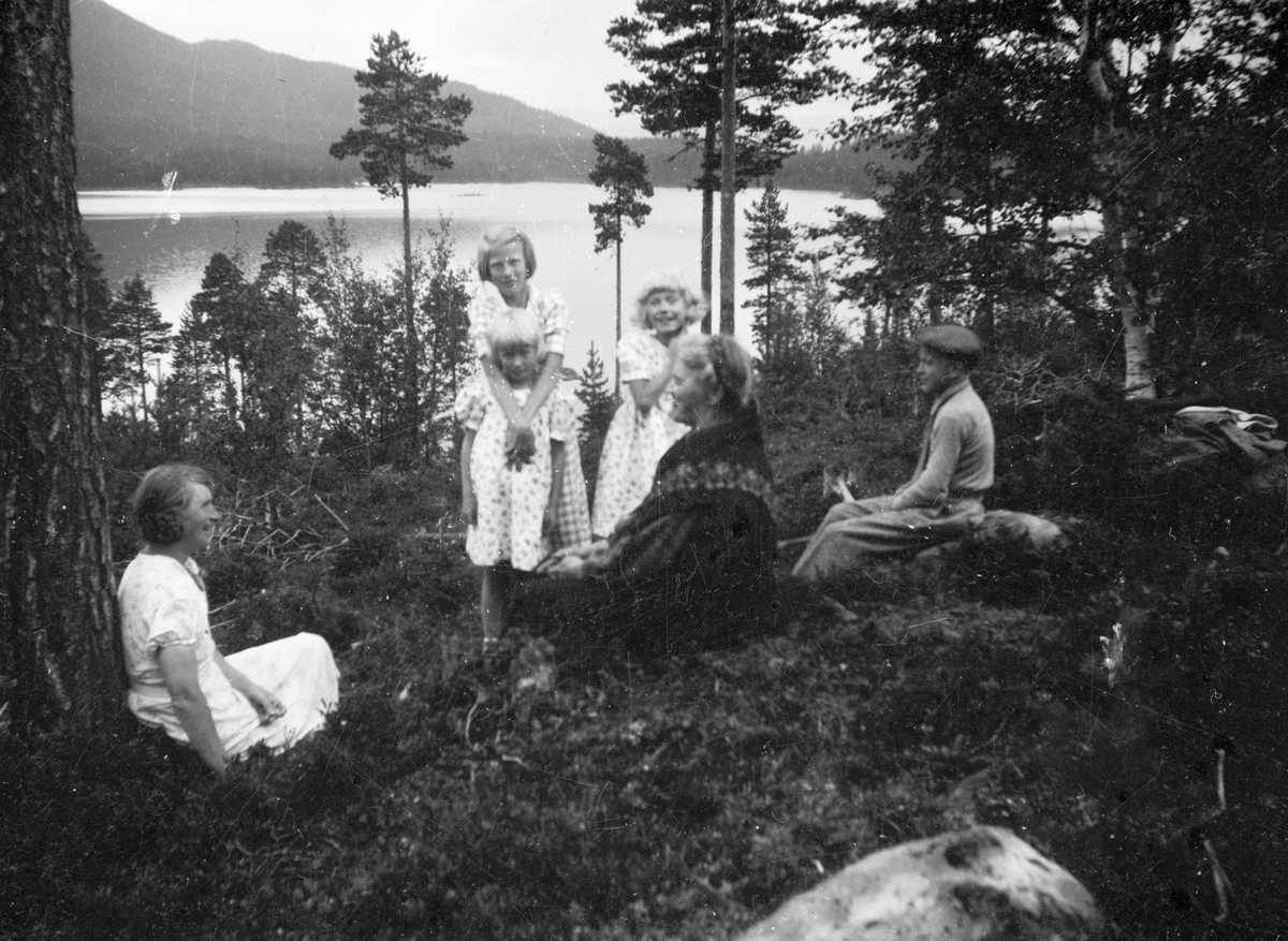 En samling bilder av familien Jonsjord

Fotosamling etter Øystein O. Jonsjords (1895-1968), Tinn.