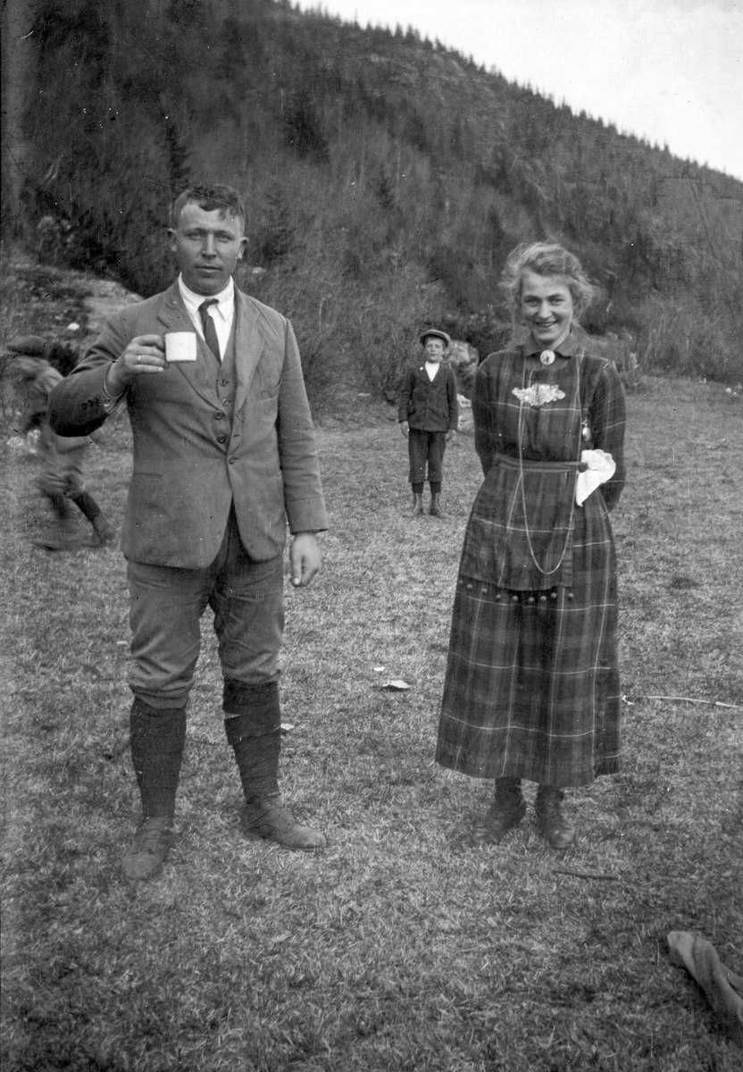 En samling bilder av familien Jonsjord. Dagny Jonsjord til venstre?

Ungdommene klarter i tre

Fotosamling etter Øystein O. Jonsjords (1895-1968), Tinn.