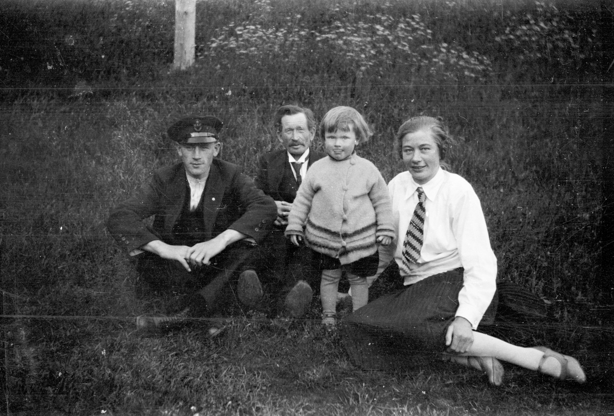 En samling bilder av familien Jonsjord

Fotosamling etter Øystein O. Jonsjords (1895-1968), Tinn.