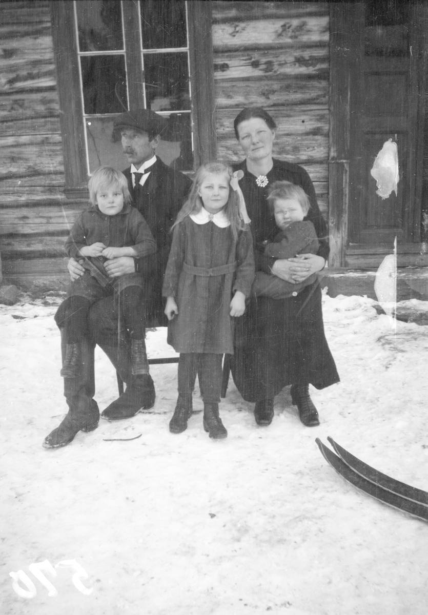 bilder viser Lien i Veggli med Anne og Olav med barn

Fotosamling etter Øystein O. Jonsjords (1895-1968), Tinn.