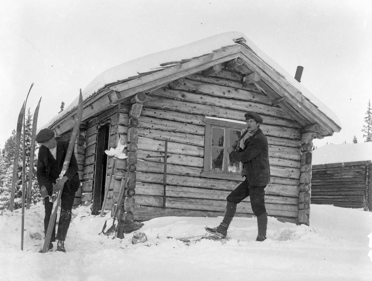 Bilde viser portrett av Øystein Jonsjord og Gregar Sandrud på hyttetur under jakt på rype.

Fotosamling etter Øystein O. Jonsjords (1895-1968), Tinn.