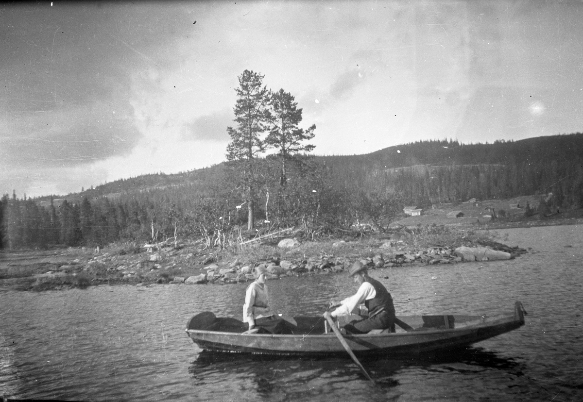Bilde viser minner fra Liset, Myrputt og Mykletjønn.

Fotosamling etter Øystein O. Jonsjords (1895-1968), Tinn.