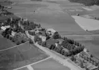 Flygfoto över Kyrkbyn, St. Skedvi. Stora Skedvi kyrka år 1953. Läs mer om Stora Skedvi kyrka i boken: Dalarnas kyrkor i ord och bild.