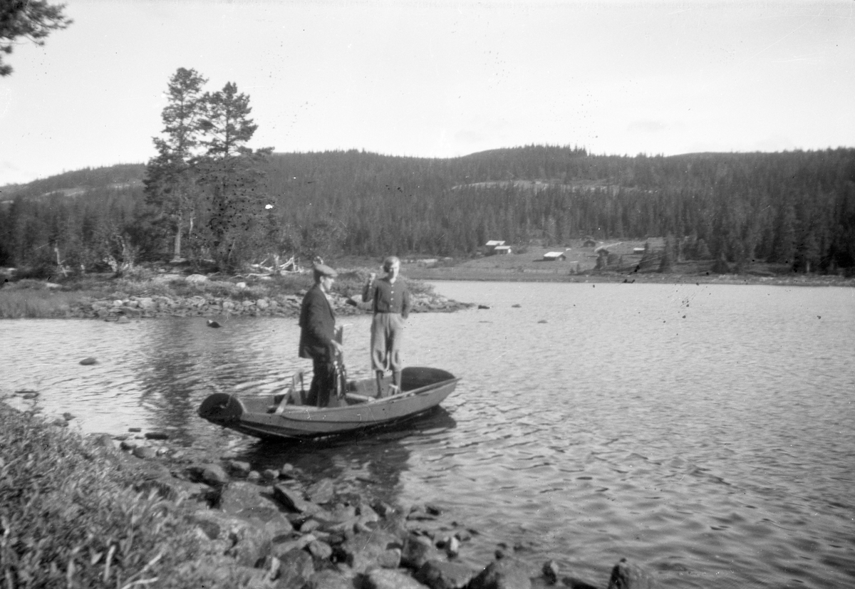 Bilde viser minner fra Liset, Myrputt og Mykletjønn.

Fotosamling etter Øystein O. Jonsjords (1895-1968), Tinn.