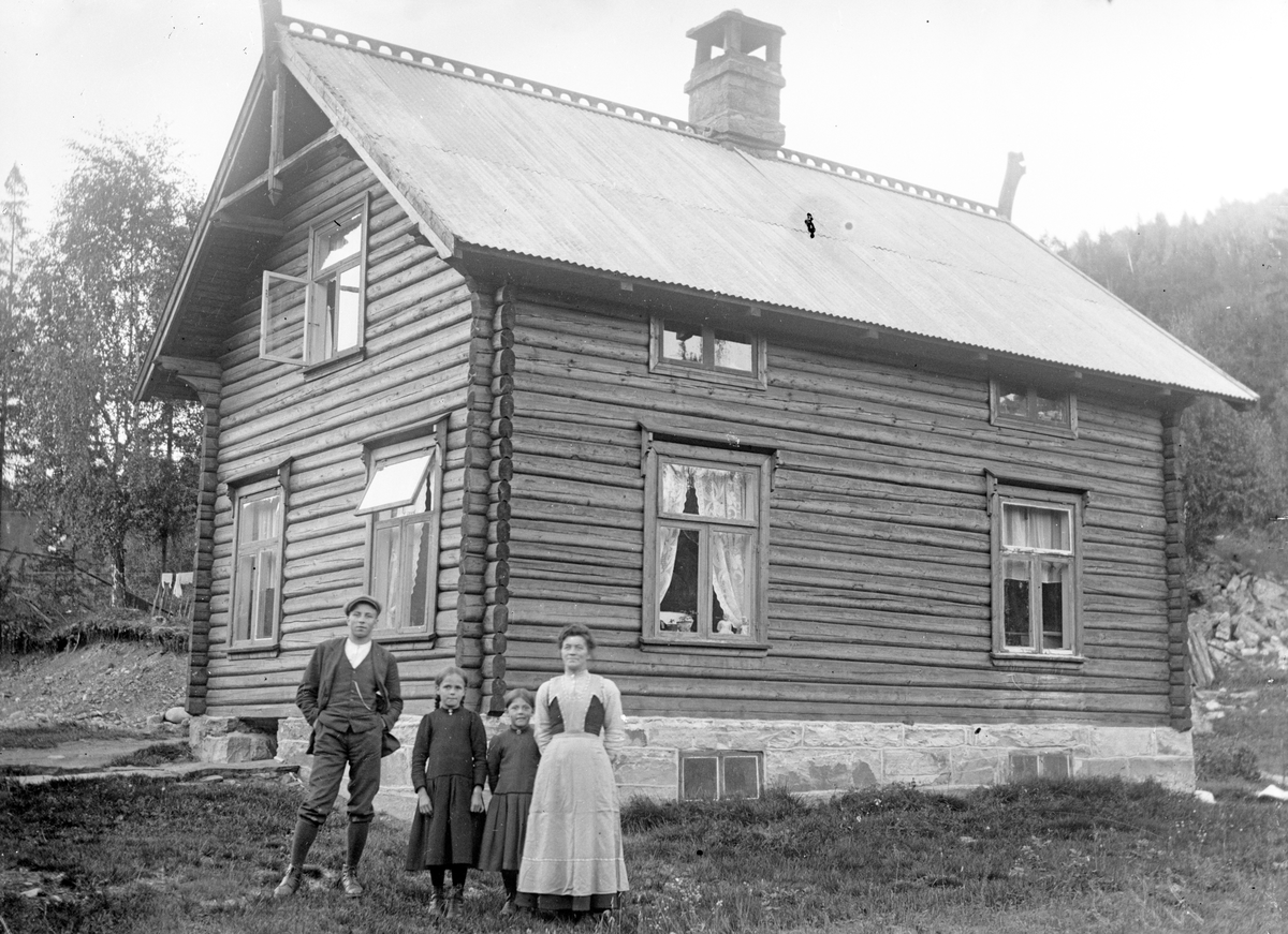 Bilde viser familien Engset framfor huset.

Fotosamling etter Øystein O. Jonsjords (1895-1968), Tinn.