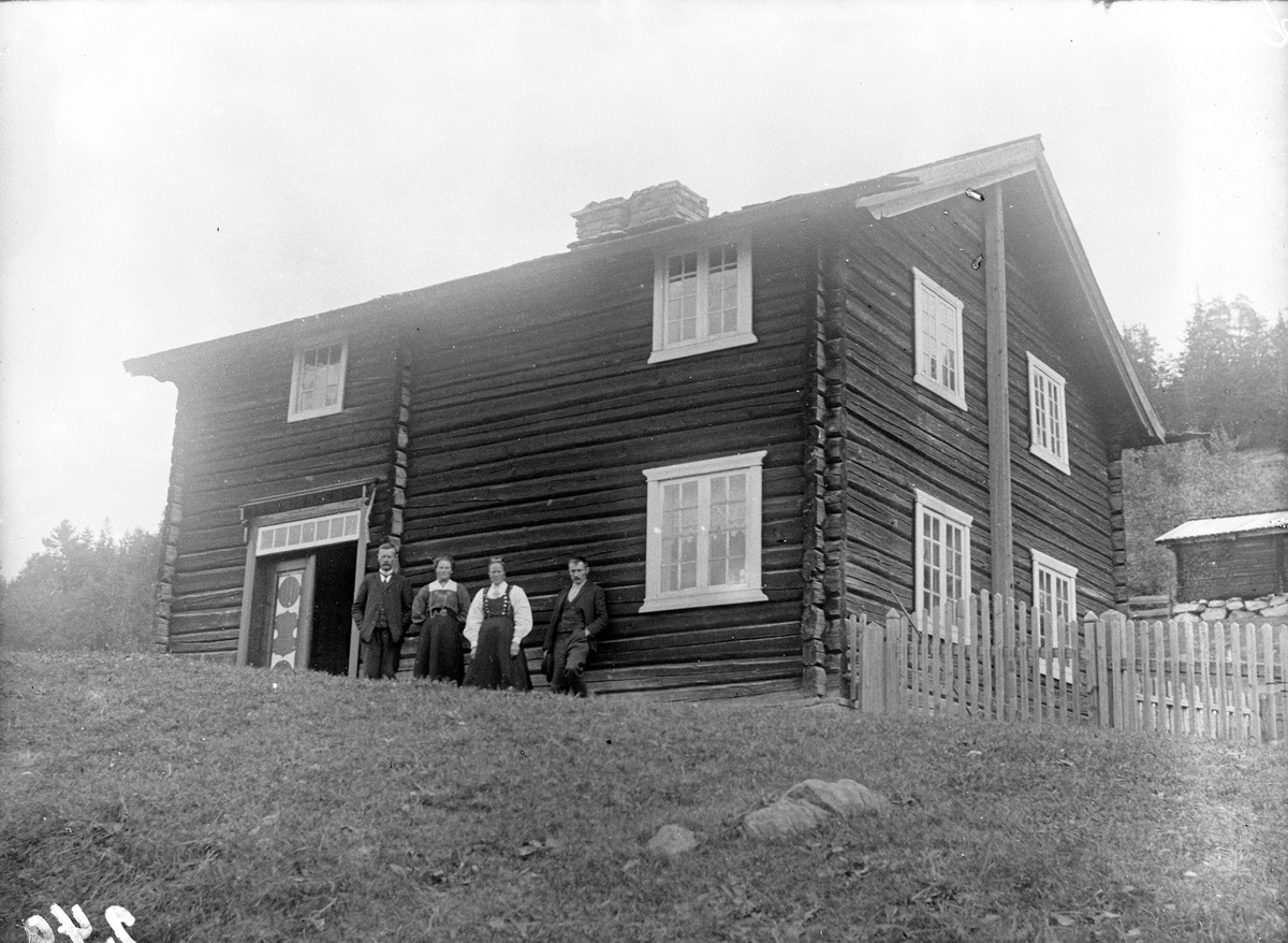 Bilde viser hus med folk

Fotosamling etter Øystein O. Jonsjords (1895-1968), Tinn.