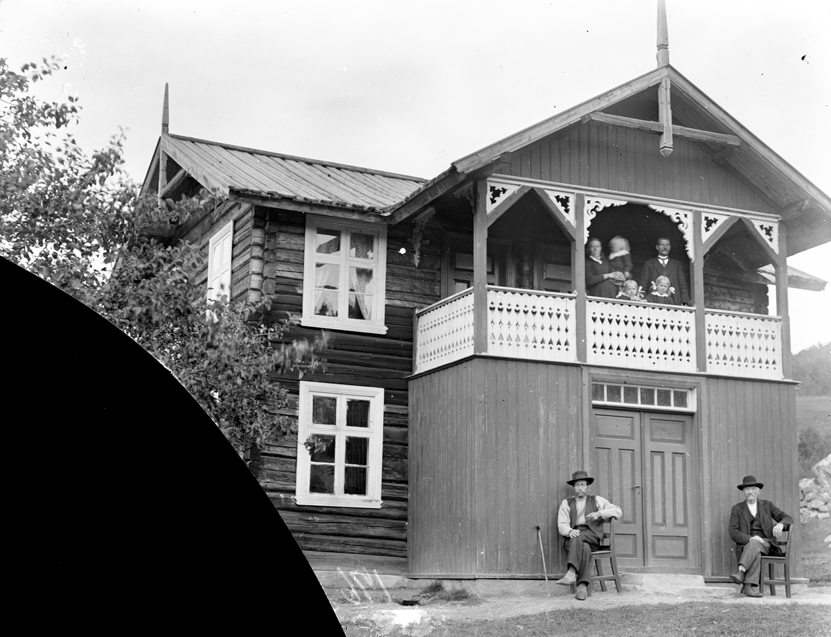 Bilde hus med folk på veranda, og sittende utenfor

Fotosamling etter Øystein O. Jonsjords (1895-1968), Tinn.
