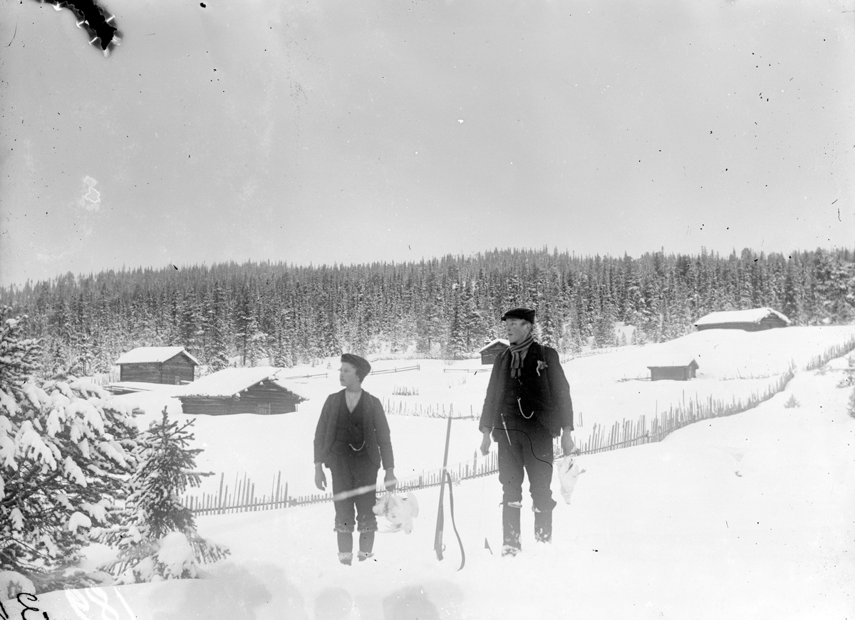 Bilde viser to på rypejakt i Nystauldalen 1913

Fotosamling etter Øystein O. Jonsjords (1895-1968), Tinn.